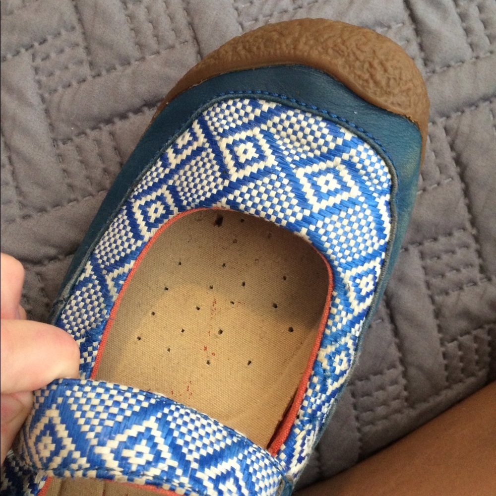 Casual shoes with blue patterns