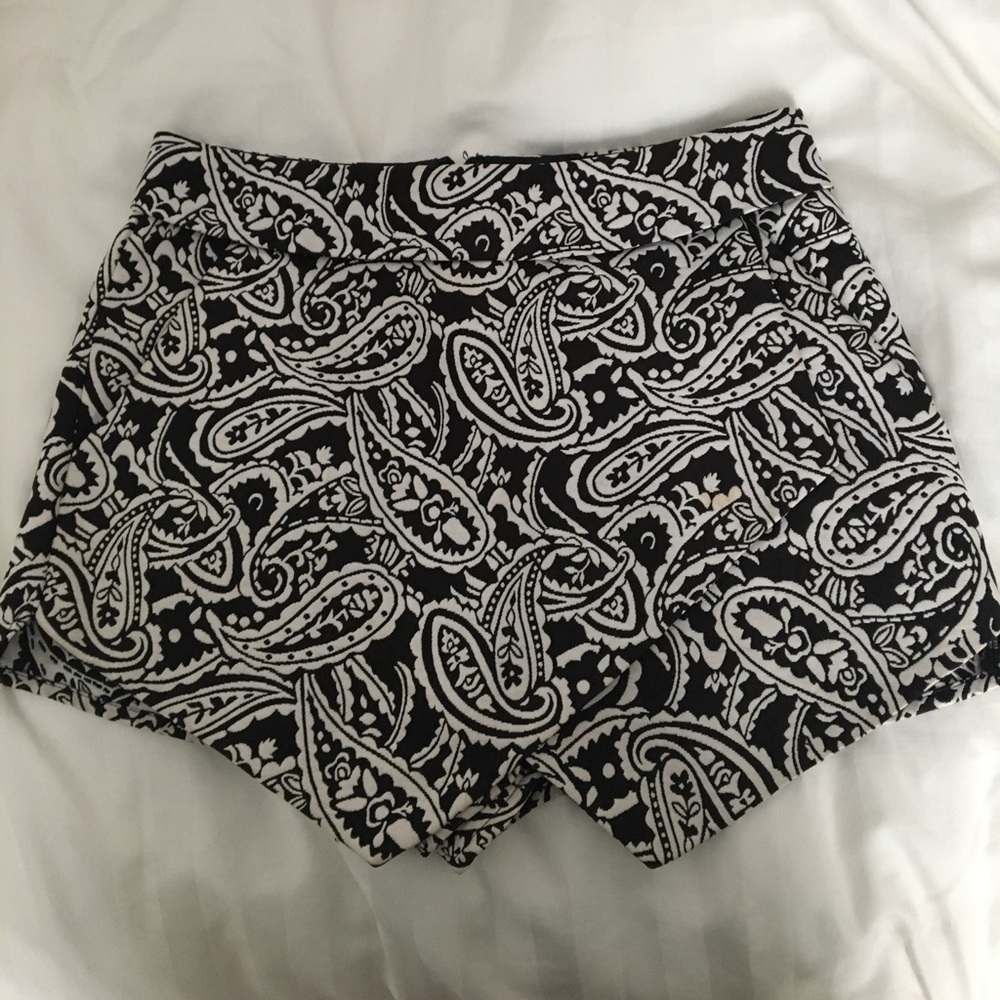 Black and white paisley print skort