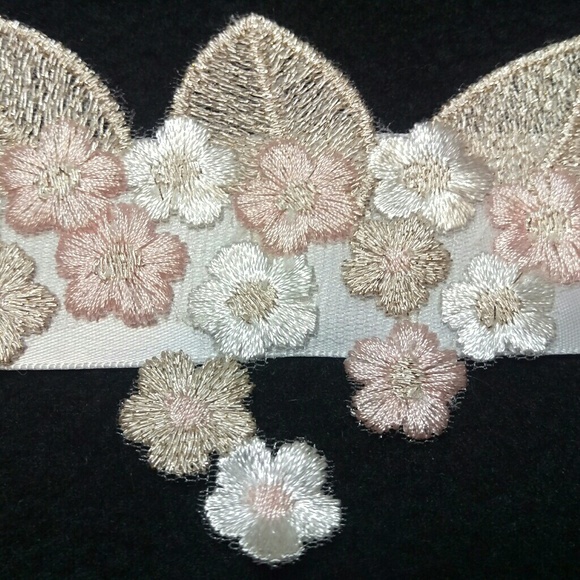 White lace cuff bracelet - Picture 1 of 4