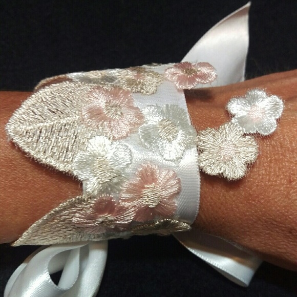 White lace cuff bracelet - Picture 2 of 4
