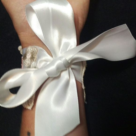 White lace cuff bracelet - Picture 3 of 4