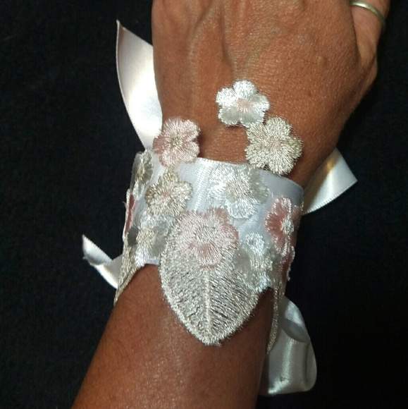 White lace cuff bracelet - Picture 4 of 4
