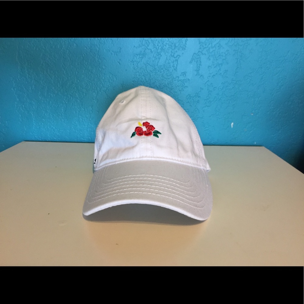 YOUNG & RECKLESS Flower hat 🌺