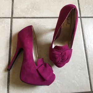 Fuschia pumps