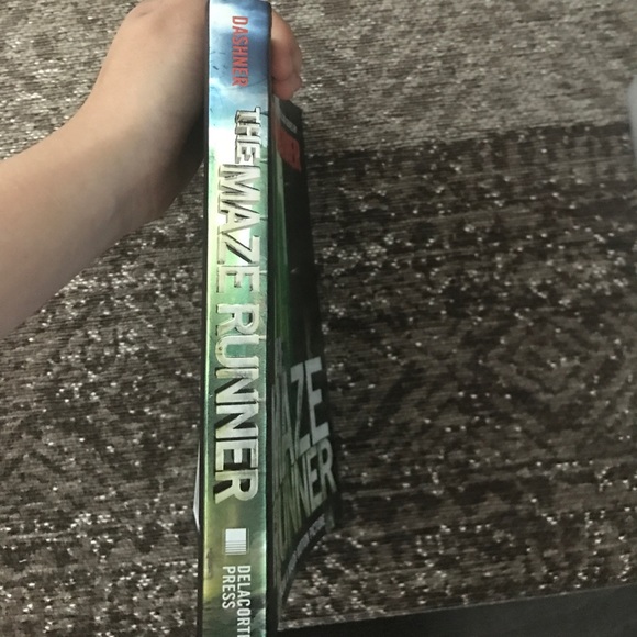 the Maze Runner book 1 - Picture 2 of 3