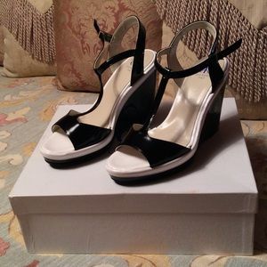 Dee Keller Italy Deanne black/white patent wedge