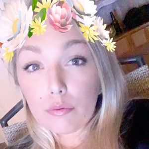 Meet your Posher, Caitlin