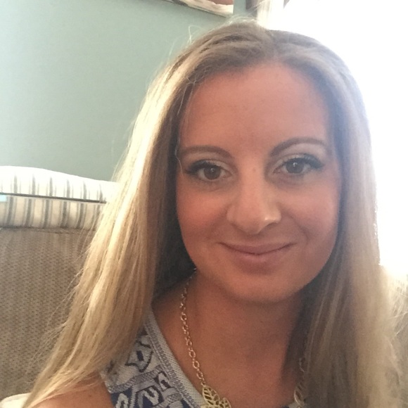 Meet your Posher, Nicole - Picture 1 of 1
