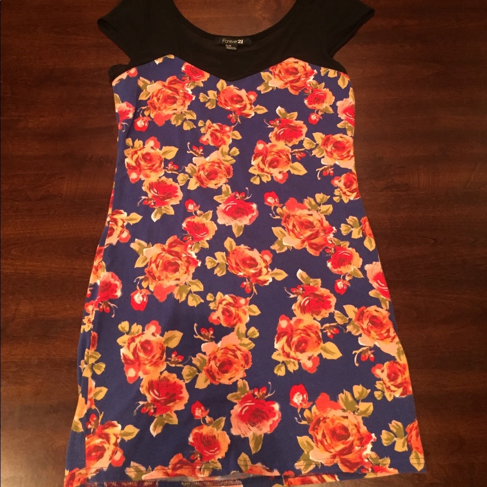 Tight short sleeve flower printed dress.