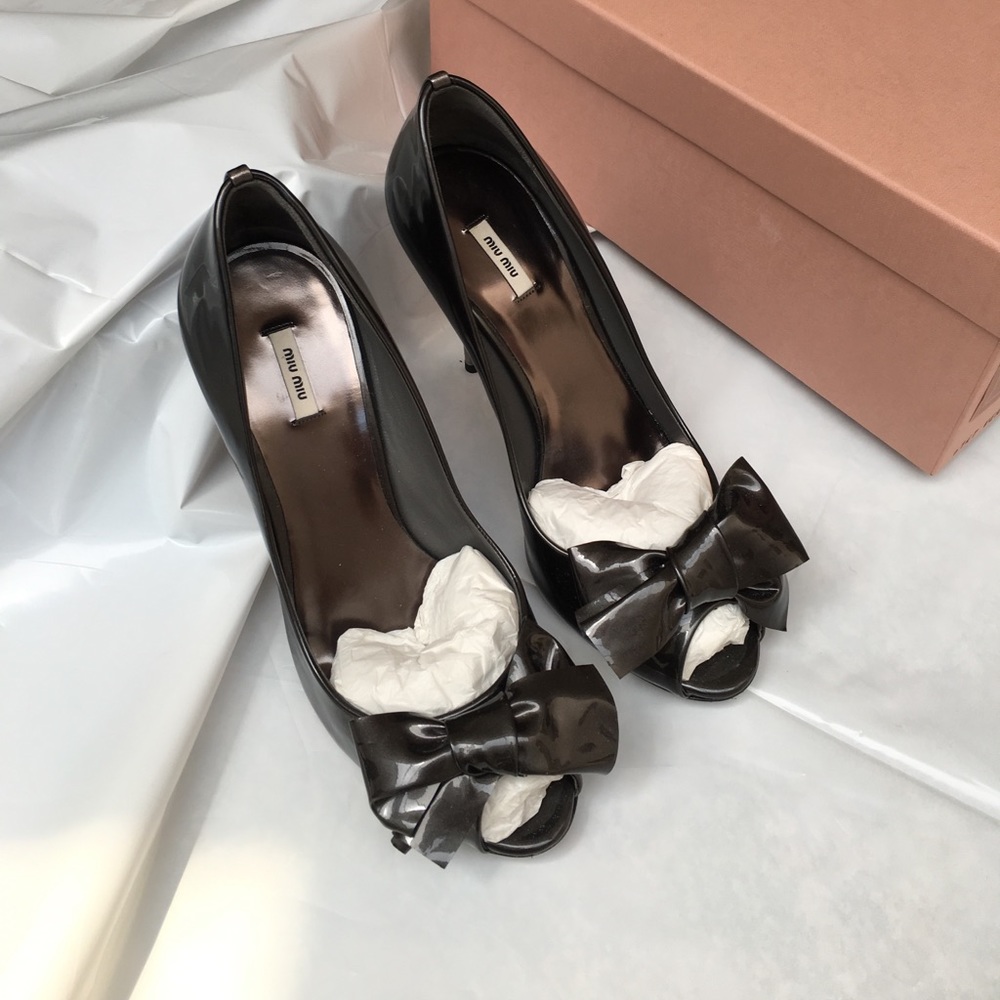 Miu Miu Vernice Metal Grafit Peeptoe Stilettos