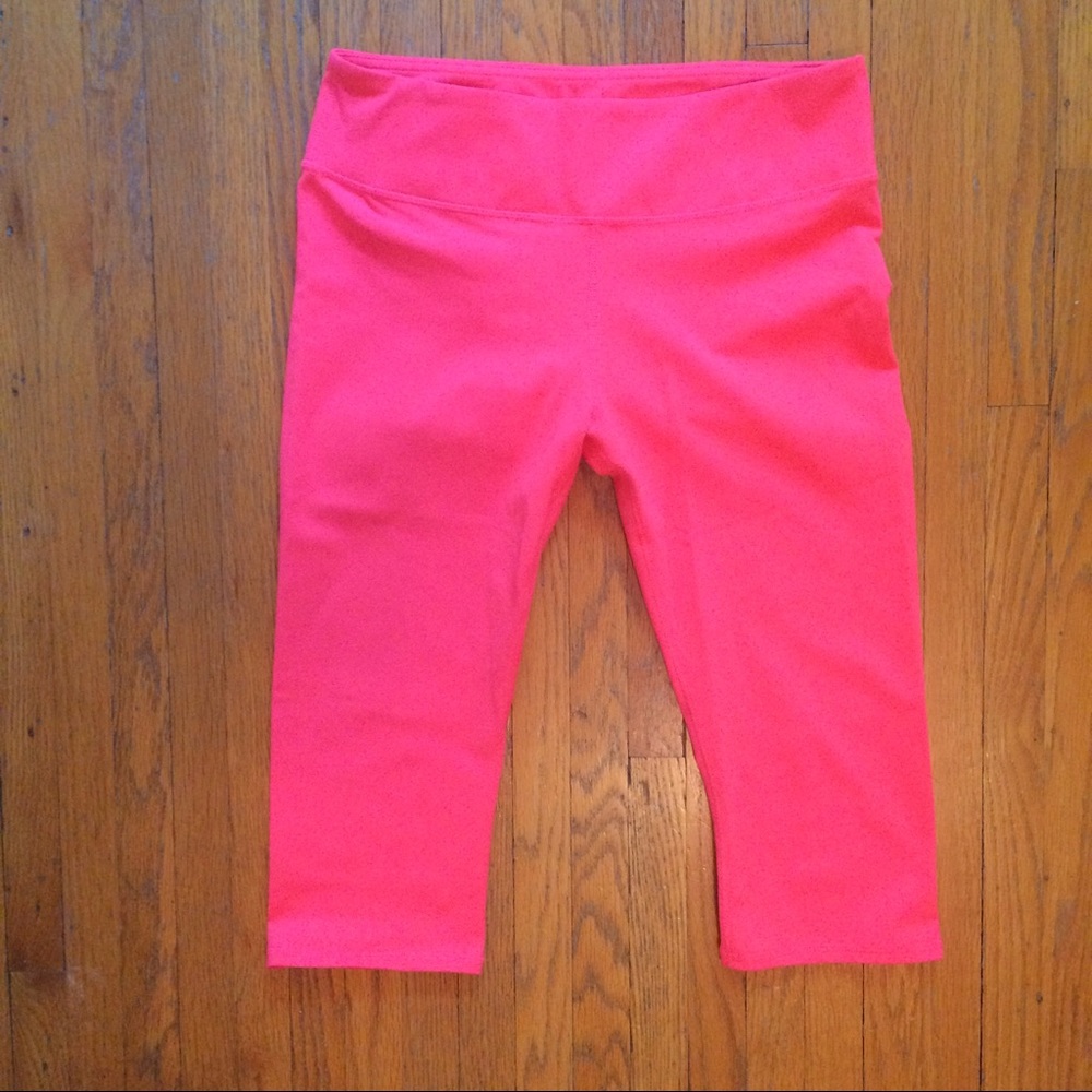 Fabletics Salar Crop Capris Leggings in Pop Coral