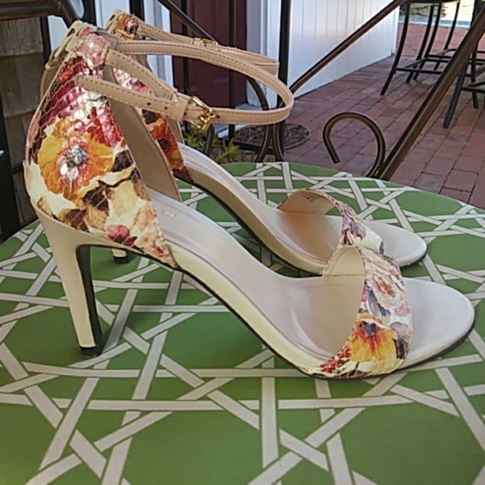 Pumps - Picture 2 of 3