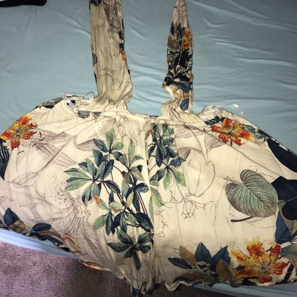 Jumper that has long straps