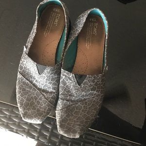 Grey & black cheetah print toms