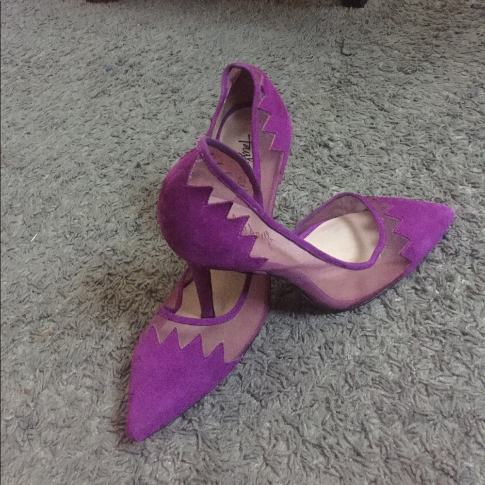 Taylor Says plum pumps
