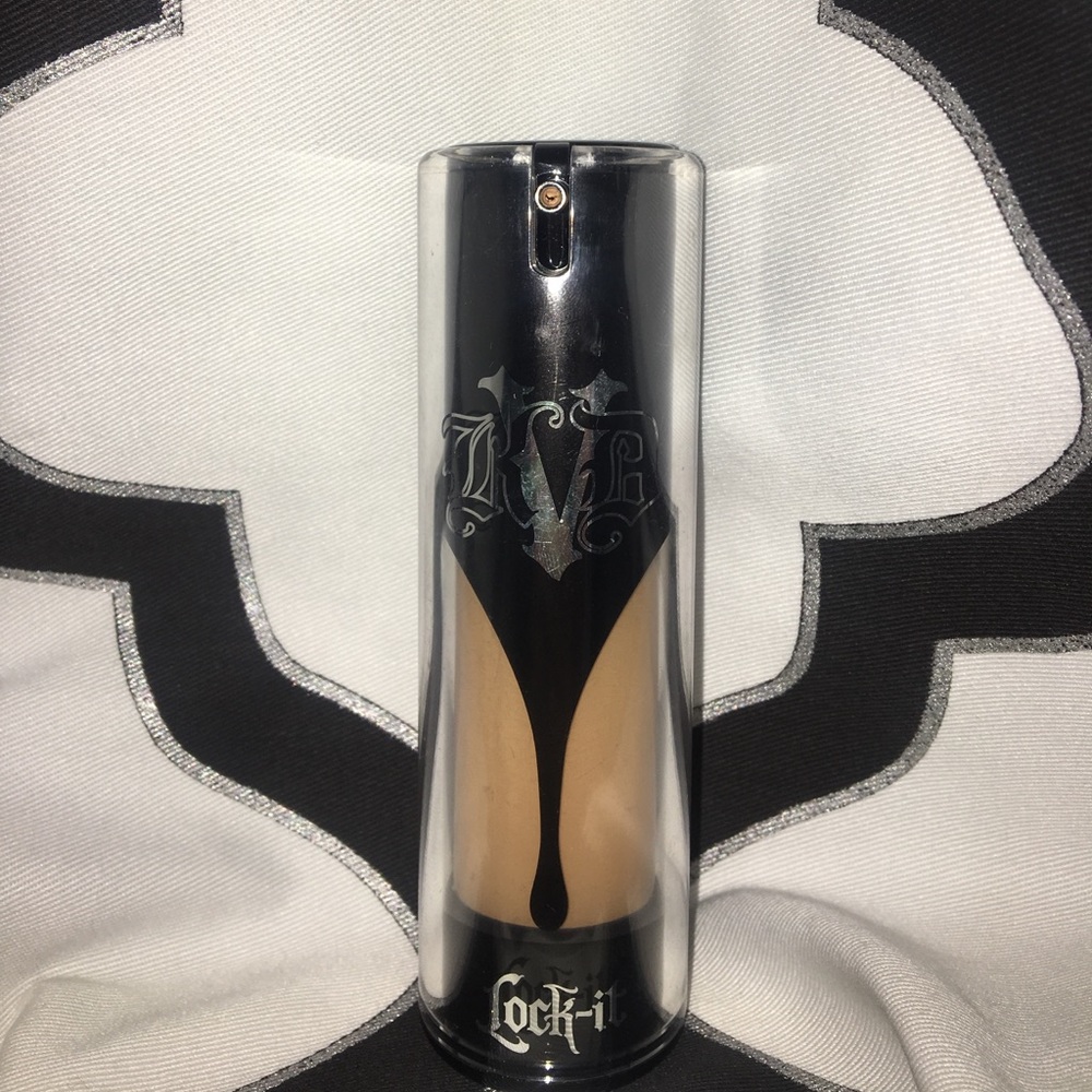 SOLD ON MERC. Kat Von D Lock it Foundation
