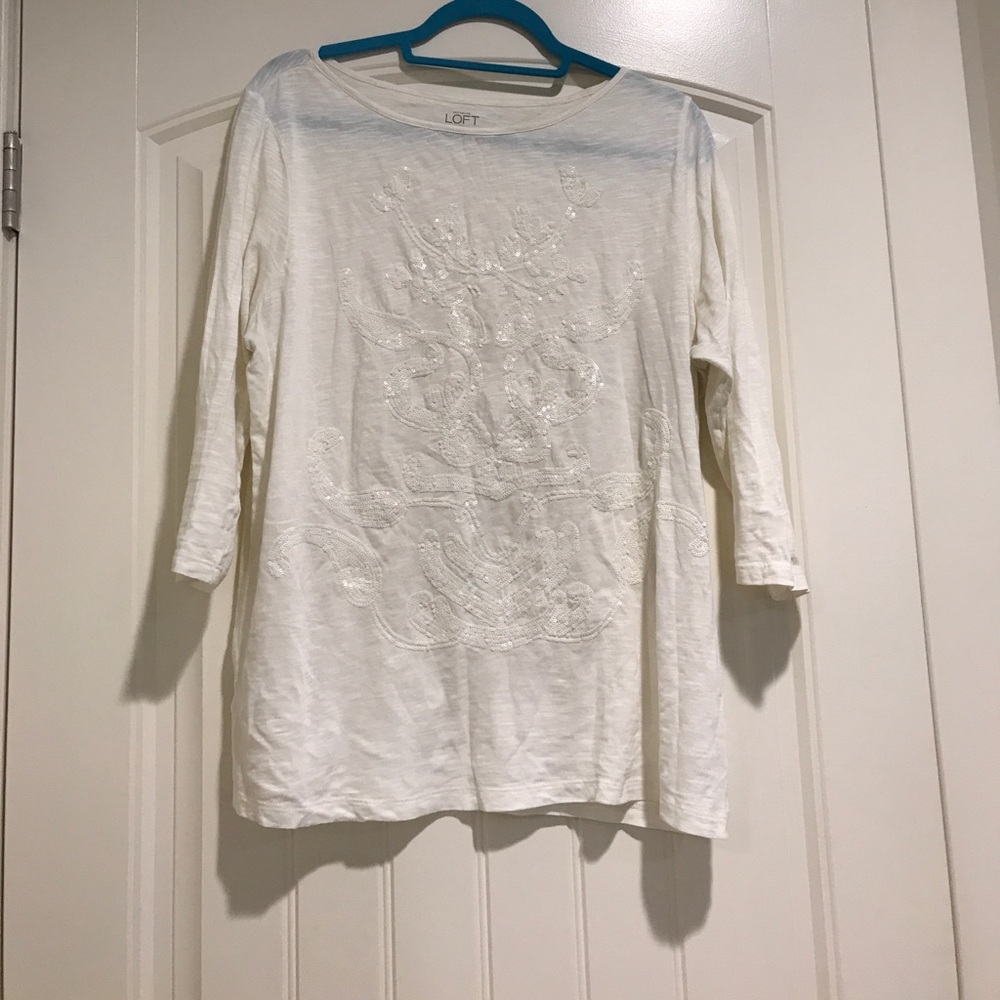 Lightweight t-shirt with sequence design