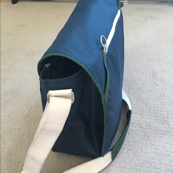 🎉✨HP✨🎉 SOLD Lacoste laptop messenger bag - Picture 2 of 8