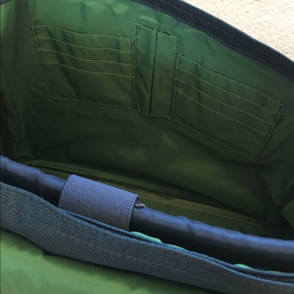 🎉✨HP✨🎉 SOLD Lacoste laptop messenger bag - Picture 6 of 8