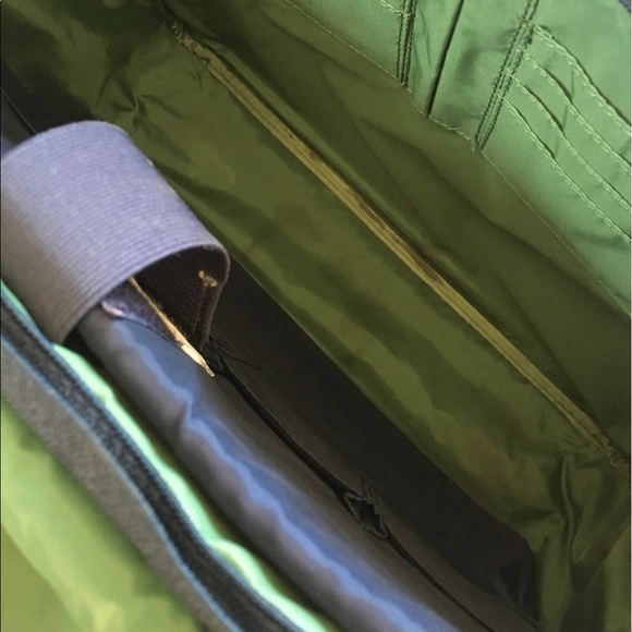 🎉✨HP✨🎉 SOLD Lacoste laptop messenger bag - Picture 7 of 8