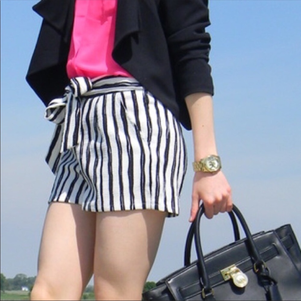 SUPER CUTE STRIPED SHORTS WITH TIE
