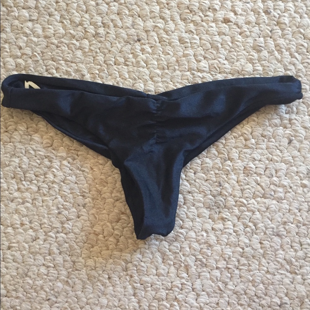 Black volcom bottoms