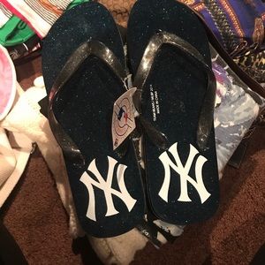 PINK Pants - Cotton Yankee 3/4 leggings. Throwing in flip flops PINK Pants - Cotton Yankee 3/4 leggings. Throwing in flip flops