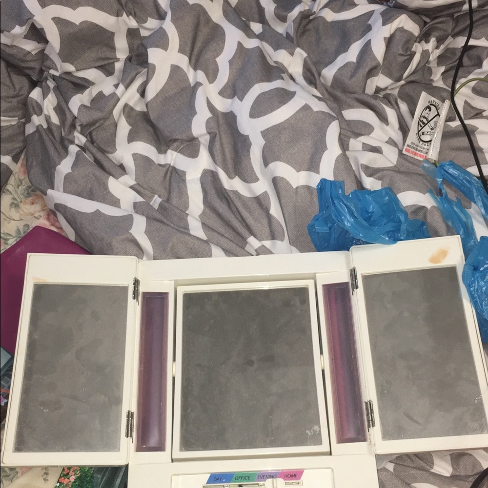 Makeup mirror - Picture 2 of 2