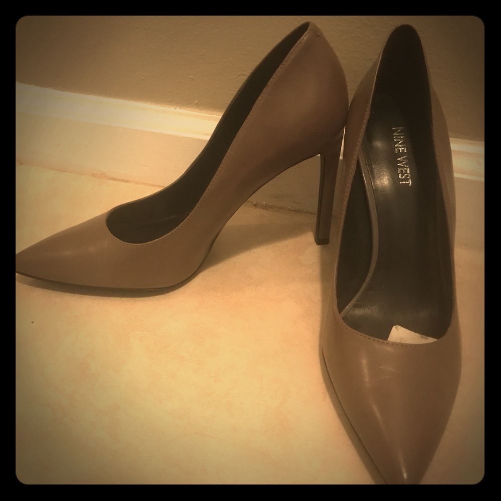 ‼️SOLD‼️Gray pointed toe pumps