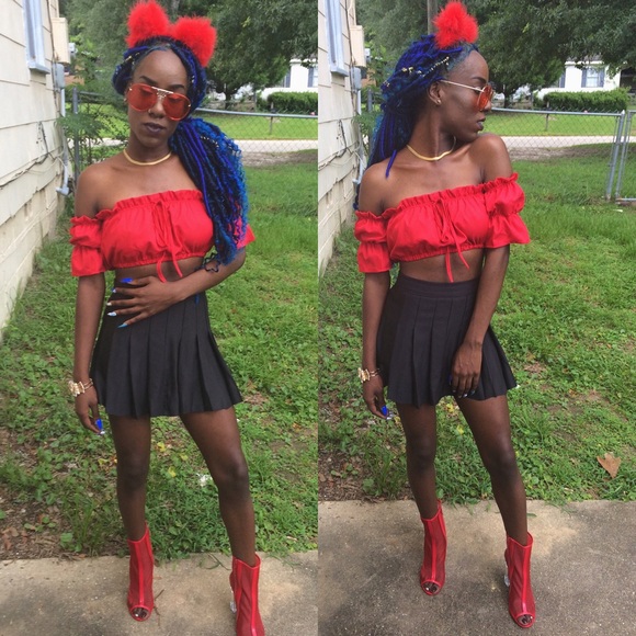 ❌SOLD❌Red Off Shoulder Crop Top - Picture 2 of 2