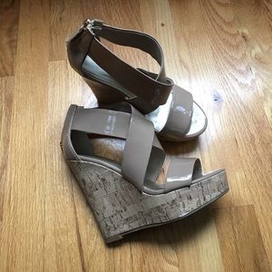 Women's No Boundaries Size 5 Tan Open Toe Shoes.