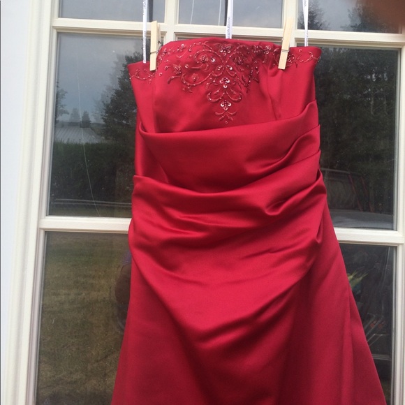 Red dress - Picture 2 of 7