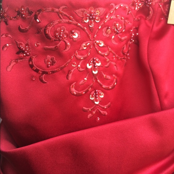 Red dress - Picture 5 of 7