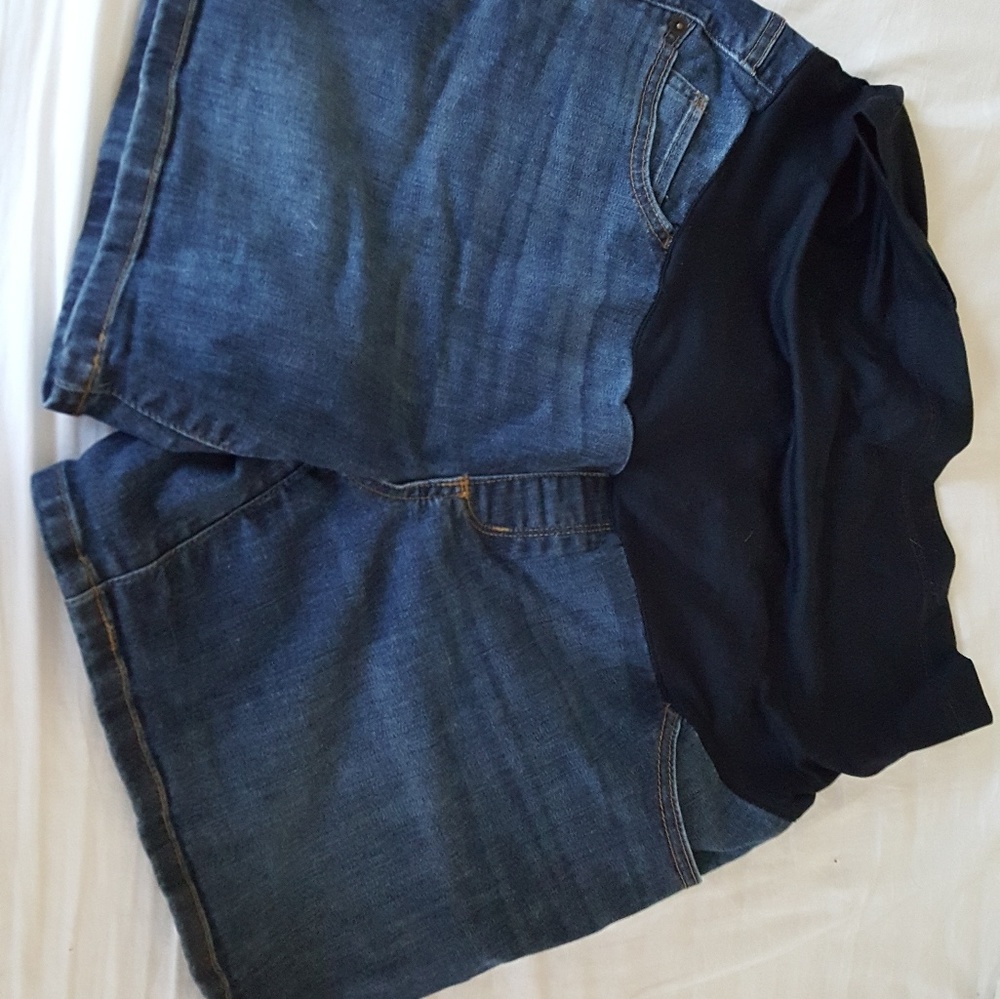 Liz Lange maternity shorts