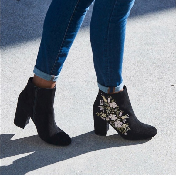 Boutique Shoes - Floral Embroidered Low Chunky Block Heel Bootie