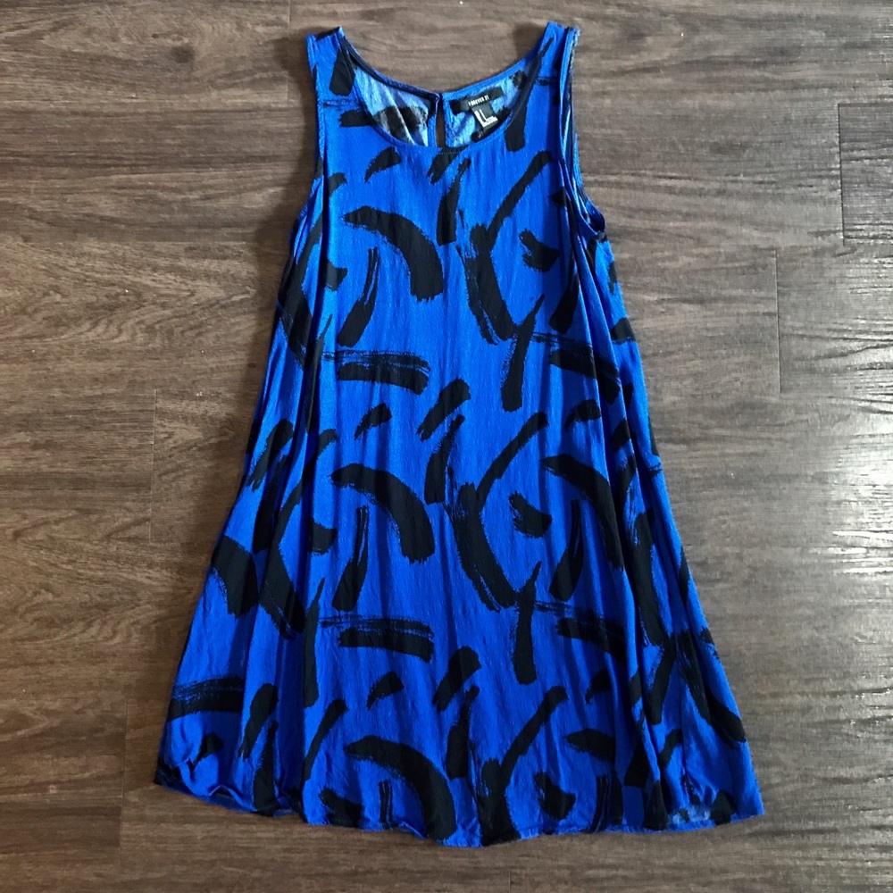 SOLD Flowy Blue & Back patterned dress