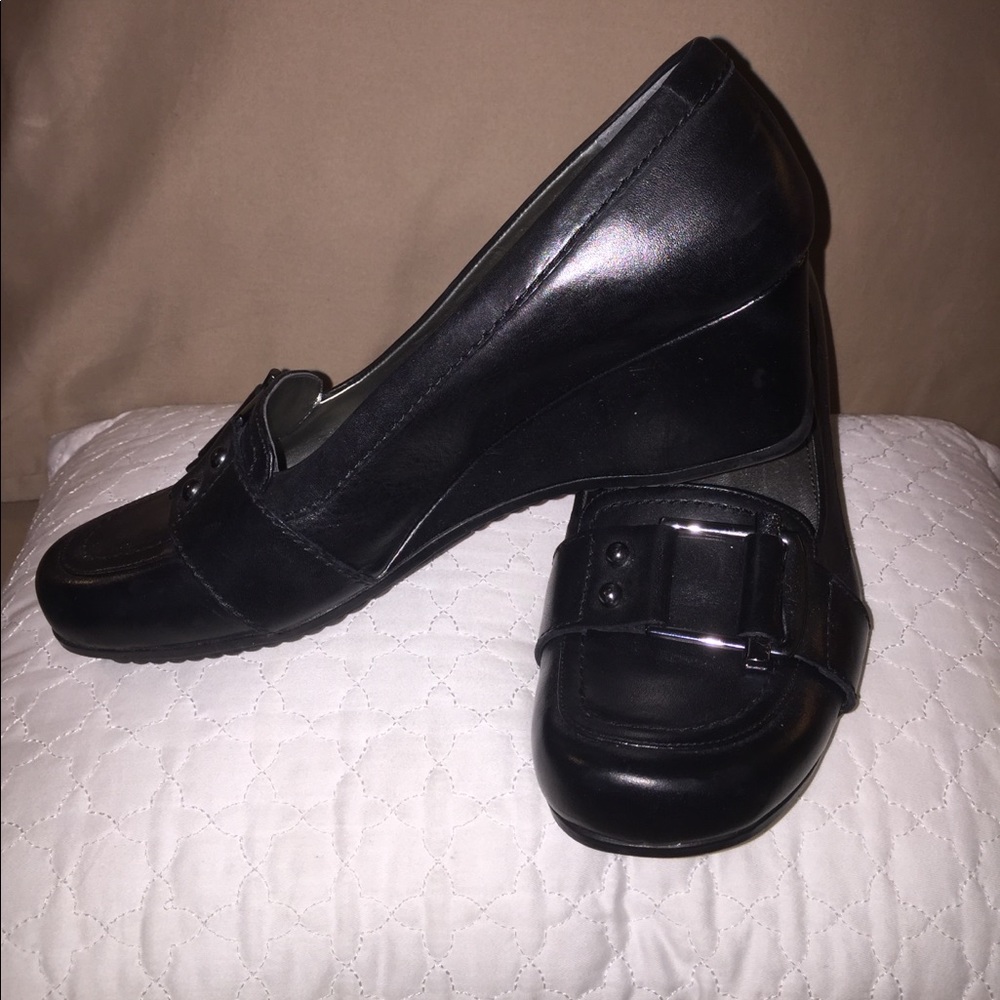 Marc Fisher wedge pump