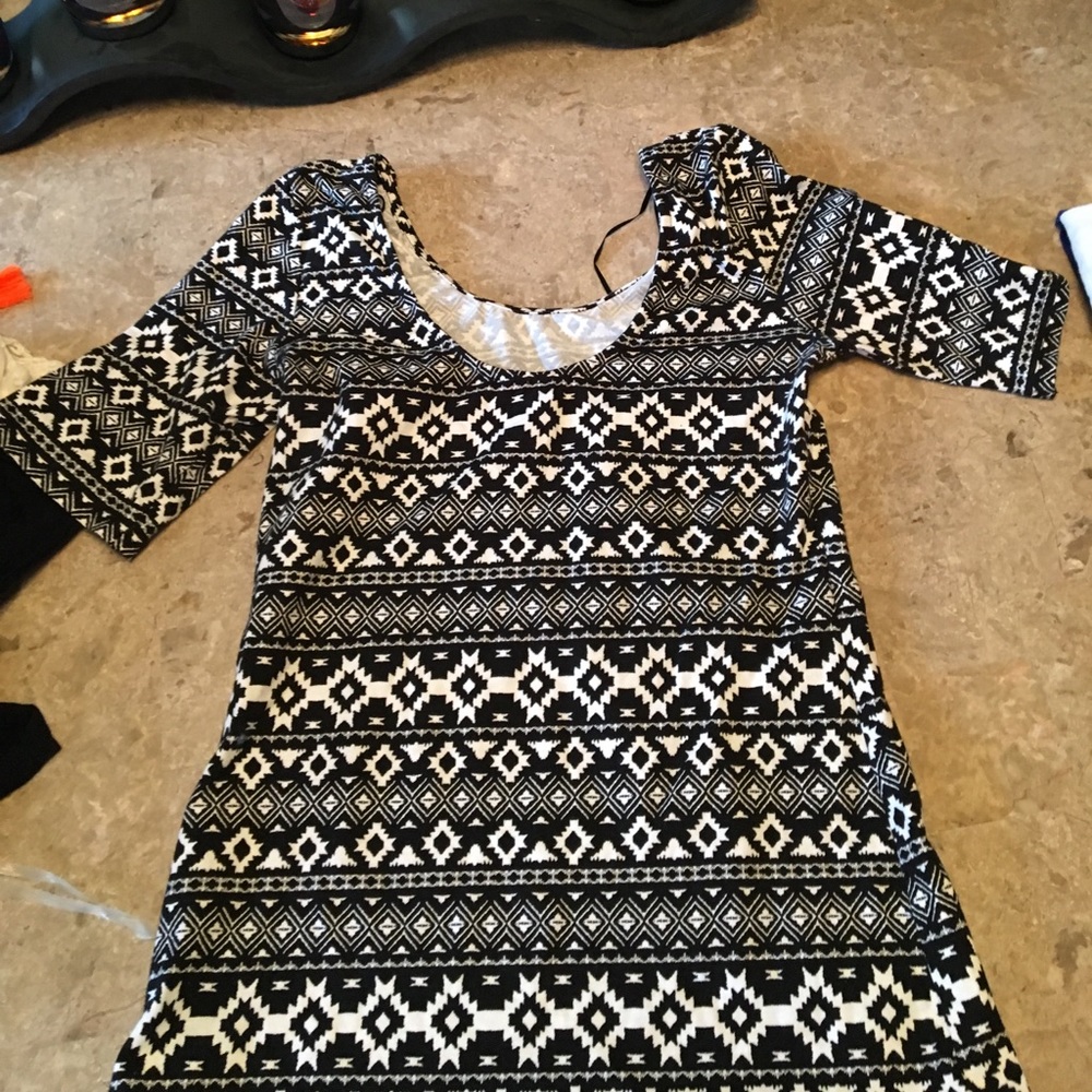 Black and white patterned 1/4 sleeve shirt