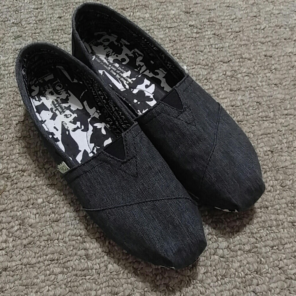 BRAND NEW TOMS