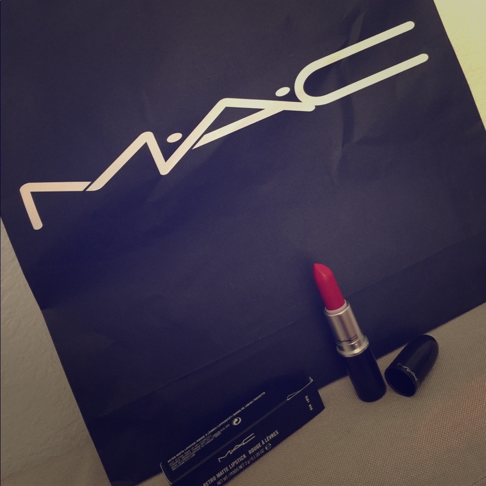 5HR FLASH SALE! Ruby woo Mac Lipstick 💄