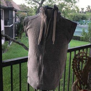 Divided sleeveless hoodie