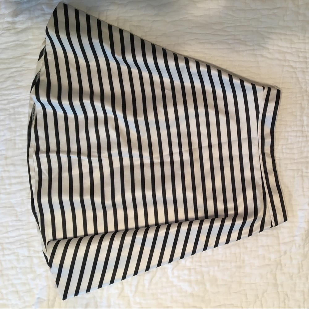 The Limited- Size0- silk black/white a line skirt
