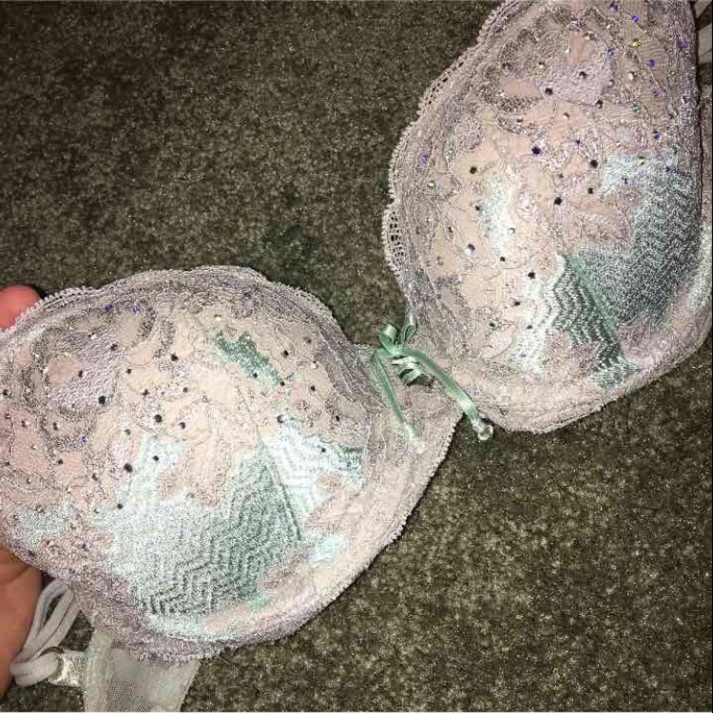 Victoria's Secret push-up bra (32C)