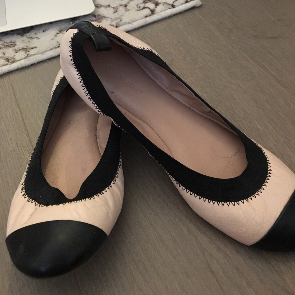 Banana republic tan and black flats