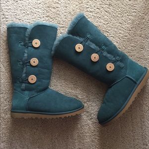 Teal Ugg Triple Bailey Button Size 9