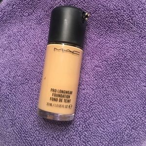 MAC Pro Longwear Foundation