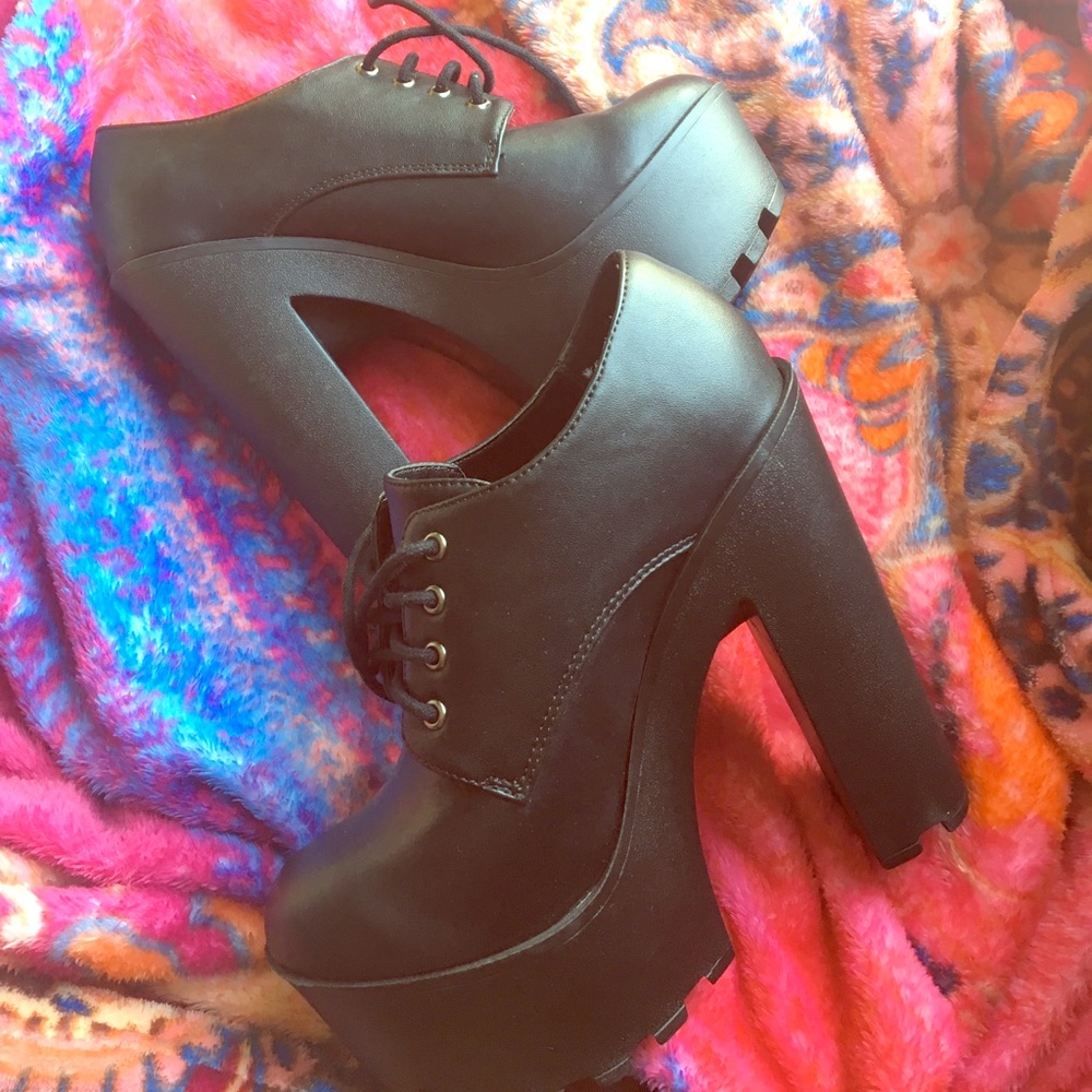 BRAND NEW Black Chunky Heels size 6.5
