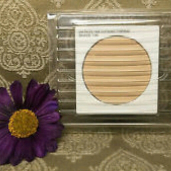 Ivory#106 Clinique powder. - Picture 1 of 2