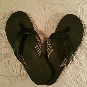 Sanuk yoga mat flip flops.