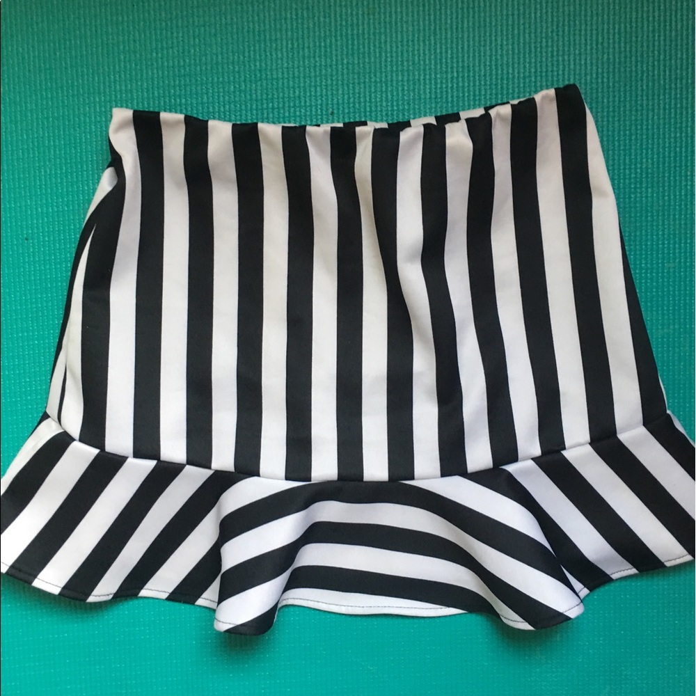 ELA black and white striped mini skirt